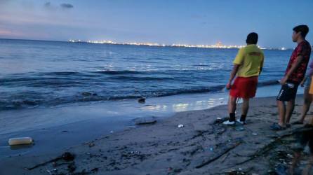 El cuerpo sin vida de Santiago Bardales fue hallado a la orilla de la playa luego de ser arrastrado por un río en Omoa, Cortés.