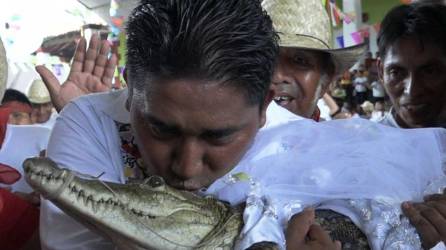 Víctor Hugo Sosa le dio un beso a la caimán hembra Alicia Adriana con quien contrajo nupcias.