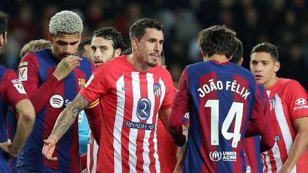 El Atlético de Madrid y el Barcelona se miden en un partido emocionante por la jornada 29 de la Liga Española.