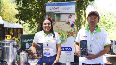 Productores presentan sus selectos granos de café hondureño en una destacada exposición durante el Honduras Origin Coffee Fest 2024.