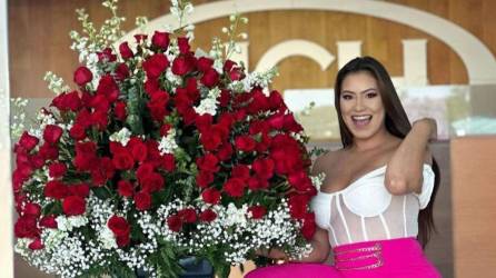 La presentadora de televisión fue sorprendida con un enorme ramos de rosas.