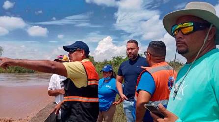 <b><span class=mln_uppercase_mln>protección.</span></b> Autoridades de Copeco y otras entidades supervisaron ayer el río Tocoa.
