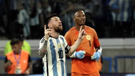 Lionel Messi celebrando uno de sus goles en el amistoso contra Curazao.