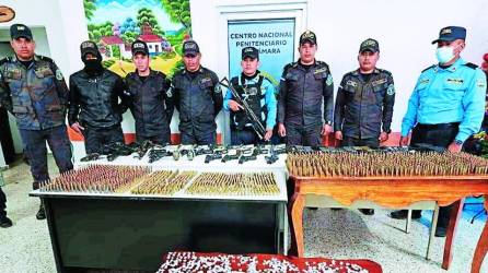 Un arsenal fue incautado por las autoridades policiales.