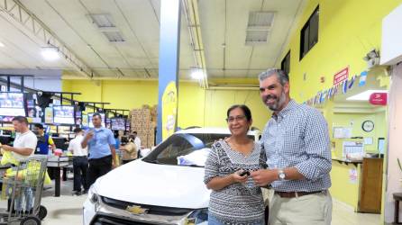 El licenciado Jorge Quintana hizo entrega oficial del vehículo a la feliz ganadora.