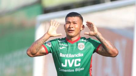 Iván López celebrando uno de sus dos goles en el Marathón vs Victoria.