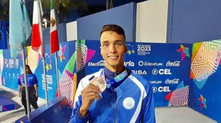 El nadador hondureño Julio Horrego posando feliz con su medalla en los Juegos Centroamericanos y del Caribe San Salvador 2023.
