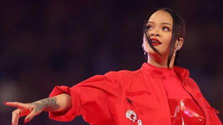 La cantante Rihanna durante su show en el Super Bowl.