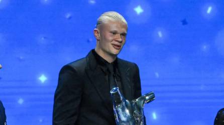 Erling Haaland, feliz con su premio a Mejor Jugador del Año de la UEFA.
