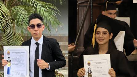 Natán Márquez y Rosa Galindo muestran orgullosos sus títulos.