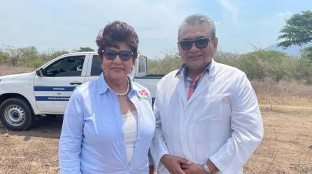 Belinda Martínez, directora del BCIE por Honduras, junto a Carlos González, director del Hospital General del Sur, durante su visita al terreno donde se construirá el nuevo hospital de Choluteca.