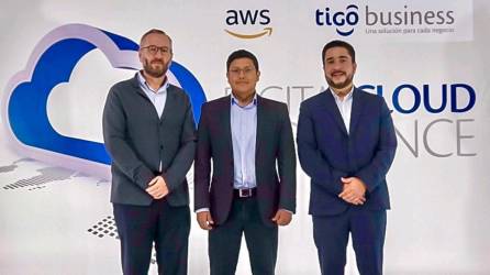 Alfredo Garcia, Director Tigo Business Honduras; Andrés Pachón, Partner manager AWS; y Héctor Espinal, Gerente de Servicios Gestionados Tigo Business.