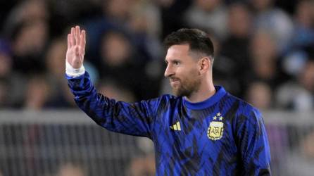 Lionel Messi saludando a los aficionados argentinos en el estadio Más Monumental.