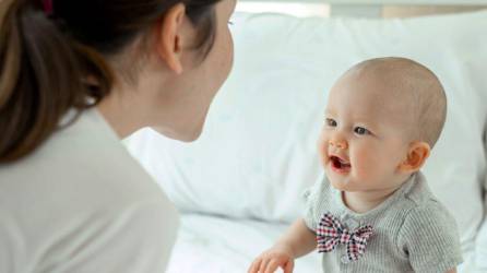 Desde que nacen, los bebés están rodeados de lenguaje, pero se requiere tiempo y esfuerzo para que pasen del balbuceo al lenguaje propio de la infancia