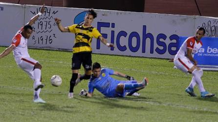 Rony Martínez se aprestaba a rematar luego que Perelló dejó el balón en el área chica.