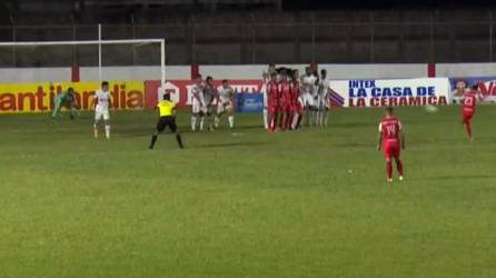 Así cobró Edder Delgado el tiro libre para su golazo ante el Olimpia.