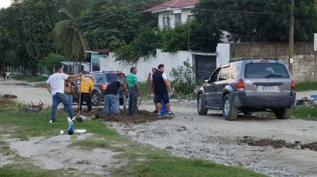 Los taxista con pala en mano procedieron a reparar las partes más dañadas de la calle al Zapotal.