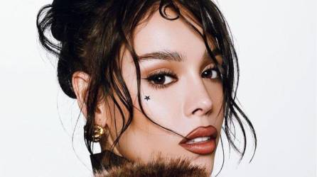 Danna Paola declaró su amor a la misteriosa chica en su nuevo álbum.