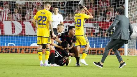 El futbolista chileno Javier Altamirano, de Estudiantes, se descompensó en medio del partido contra Boca Juniors.