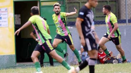 Jefry Paz celebrando su gol contra el Juventus FC en el estadio Humberto Micheletti.