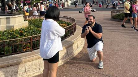 Samantha Velásquez fue sorprendida por su pareja Carlos Melara en Disney, Orlando, Florida.