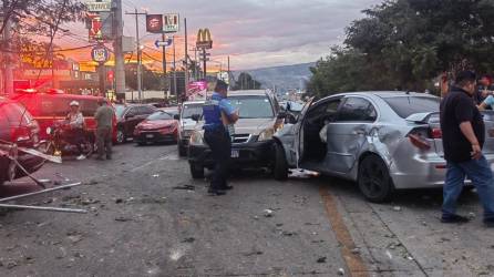 Una rastra a la que supuestamente le fallaron los frenos colisionó este martes contra seis vehículos en el bulevar Suyapa de Tegucigalpa.