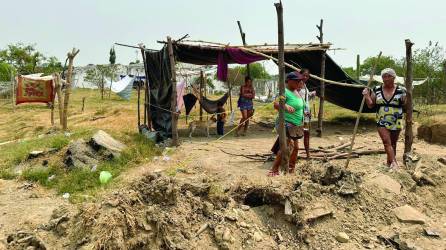 LA PRENSA llegó al lugar para ver lo que quedó de Promuca, pero lo que hay es una ocupación de pobladores que están construyendo sus casas en el predio municipal. Foto: Lisseth García.