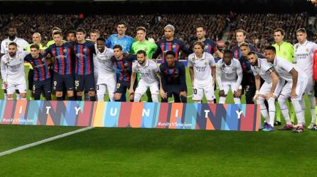 Jugadores del Barcelona y Real Madrid posando antes del inicio del Clásico en el Spotify Camp Nou.