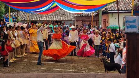 Grupo de danza folklórica de Santa Fe realiza una presentación en la plaza central del municipio que