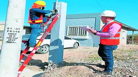 Personal del PNRP durante revisiones en sector residencial.