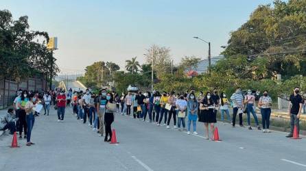 Aspirantes en la pasada aplicación de la PAA en Tegucigalpa.