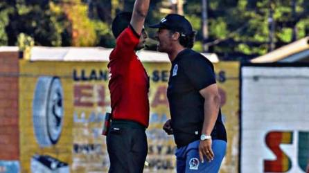 Pedro Troglio ha perdido los papeles contra los árbitros de la Liga Nacional de Honduras.