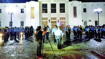 Anoche el Palacio Municipal permaneció custodiado por al menos 200 agentes de la Policía Nacional para evitar que se produjeran actos vandálicos.