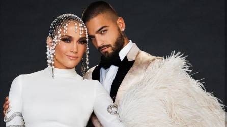 JLo y Maluma interpretan a dos estrellas de la música que planean casarse en un concierto.