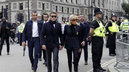 El presidente francés Emmanuel Macron y su esposa, Brigitte, llegan a Westminster Hall para visitar la capilla ardiente de la difunta reina Isabel II este 18 de septiembre.