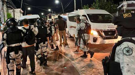 Agentes de la Guardia Nacional de México impidieron la salida de una caravana de migrantes del sur de México este domingo.