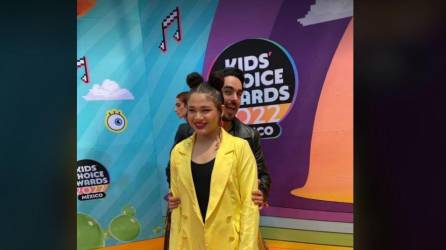 Cesia Sáenz y Andrés en los Kids’ Choice Awards México 2022.