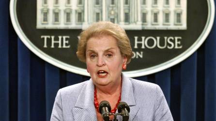 Madeleine Albright, que llegó como refugiada a EEUU cuando era una niña, fue la primera mujer en ser nombrada secretaria de Estado por el expresidente Bill Clinton.