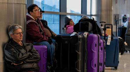 Miles de viajeros no pudieron reencontrarse con sus familias tras las cancelaciones de vuelos por la tormenta invernal que azota gran parte de Estados Unidos.