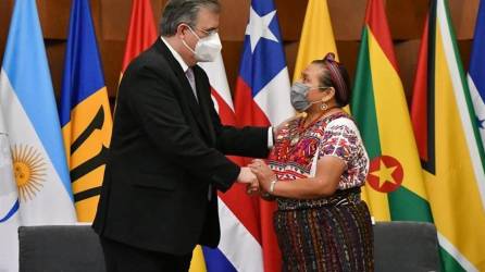 El canciller mexicano Marcelo Ebrard y la nobel de la Paz Rigoberta Menchú.