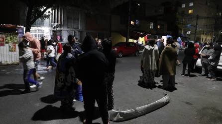 Los mexicanos salieron a las calles en la madrugada tras activarse la alarma sísmica en la capital.