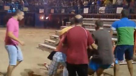 Video: Toro se lanza contra hombre luego de que le quemara los cuernos