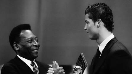 Cristiano Ronaldo junto a Pelé, quien murió este jueves 29 de diciembre de 2022 en Brasil.