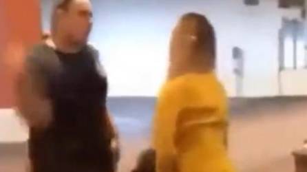 Video: Hombre golpea a mujer en estacionamiento de centro comercial