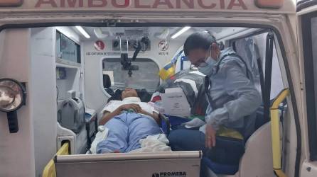 Momento en que trasladan a Yosmari Sarahi Gonzales Andrade, sobreviviente del accidente, a un centro de cuidados especiales para la mujer en Santa Rosa de Copán, donde se recuperará de las lesiones que sufrió en el accidente del bus que trasladaba migrantes.