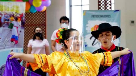 <b><span class=mln_uppercase_mln>Bailes.</span></b> Alumnos del grupo folclórico Zorzales de Sula deleitaron al público con una pieza de danza.