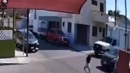 VIDEO: Momento cuando niña es atropellada por vehículo