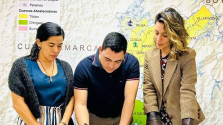 <b>Cristina Reyes y Eris Portela, de la Alianza Hídrica de SPS, firman junto con Andrea Yánez.</b>