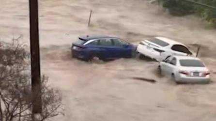 Video: Lluvias arrastran varios vehículos en California