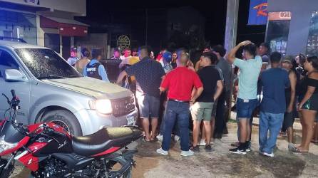 Decenas de personas rodearon la escena del crimen en Morazán, Yoro, antes de que llegara la Policía.